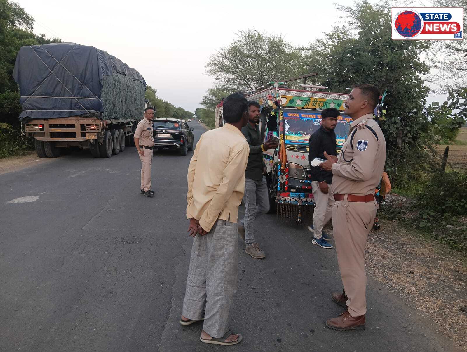 सड़क हादसे रोकने पुलिस का वाहन चेकिंग अभियान, 77 चालान काटे
