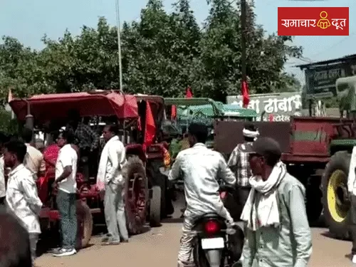 कवर्धा में ट्रैक्टरों के साथ सड़कों पर उतरे किसान,एंबुलेंस फंसी:अस्पताल जा रहे राहगीर बोले- रास्ता नहीं मिला तो तोड़कर जाऊंगा, पूरे छत्तीसगढ