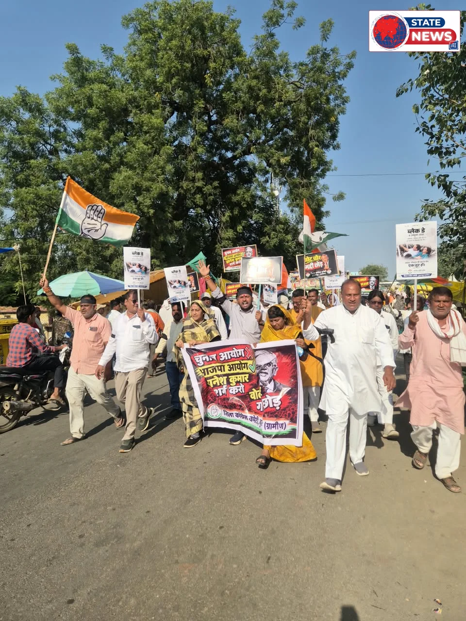 खकनार के ग्राम तुकईथड में ज्ञानेश कुमार के इस्तीफे की मांग को लेकर कांग्रेस का पैदल मार्च