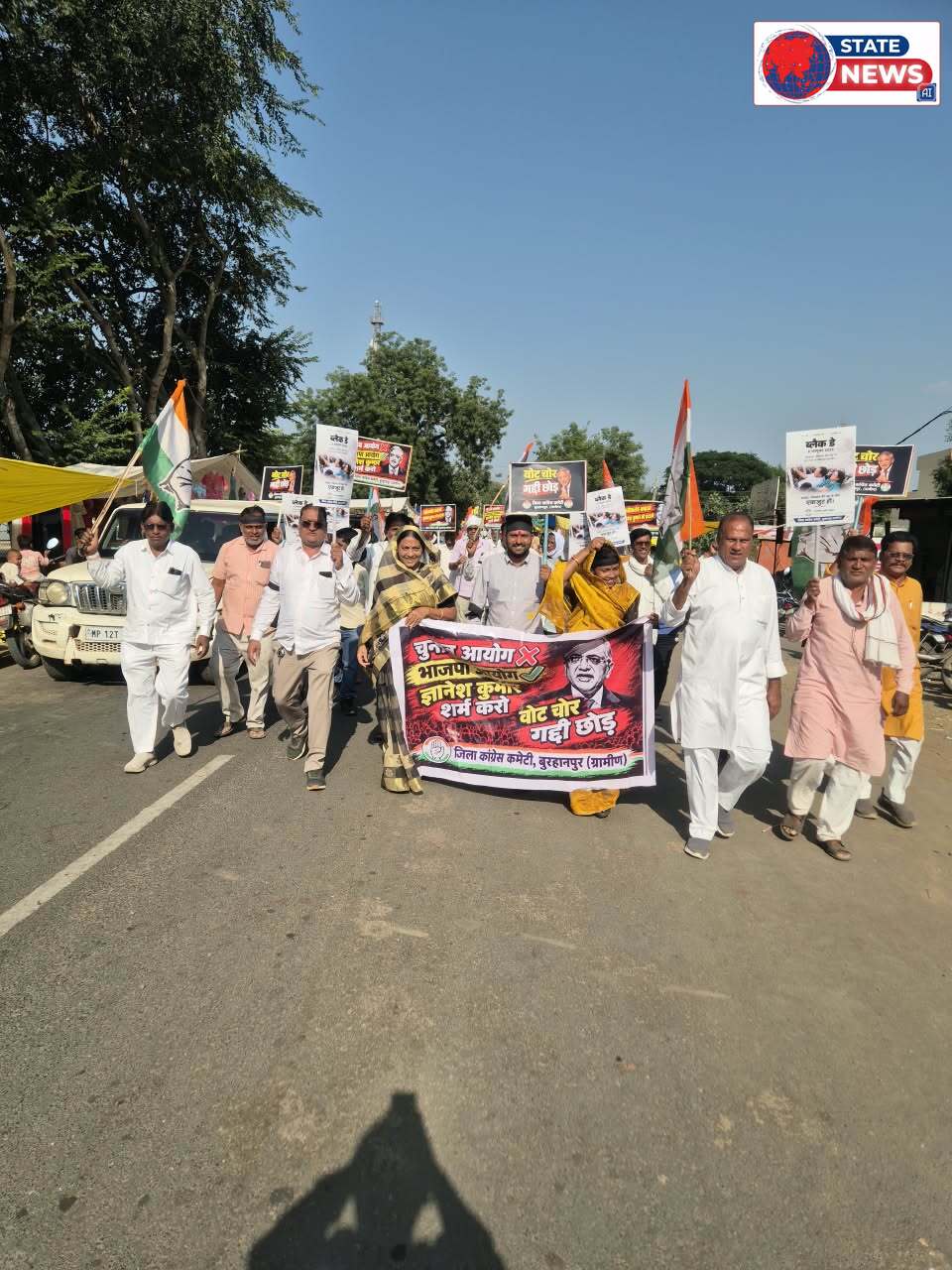 खकनार के ग्राम तुकईथड में ज्ञानेश कुमार के इस्तीफे की मांग को लेकर कांग्रेस का पैदल मार्च