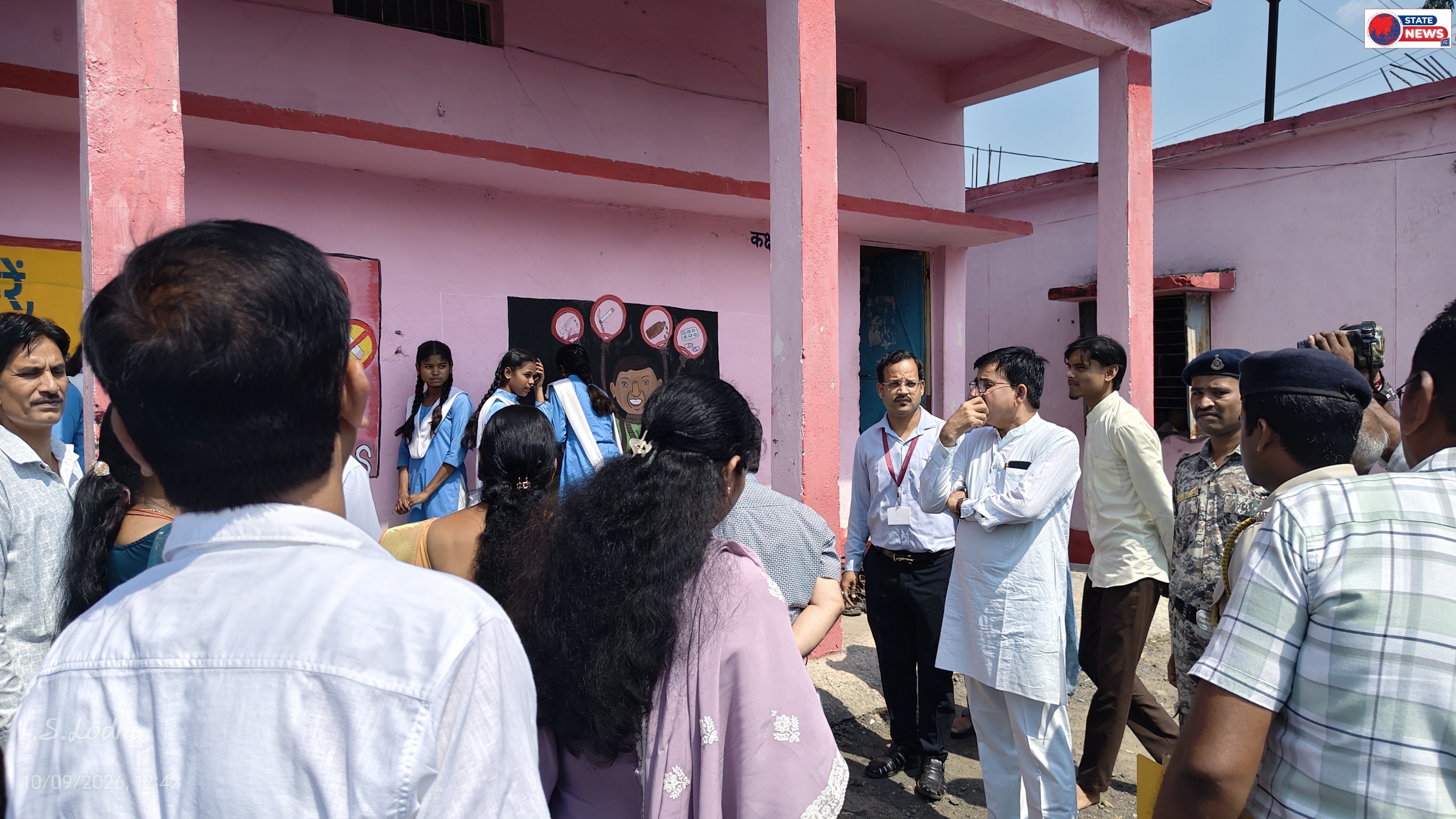 जनविश्वास शिविर में जमुनिया चिखली स्कूल के छात्रों के प्रोजेक्ट की संभागायुक्त और कलेक्टर ने की सराहना