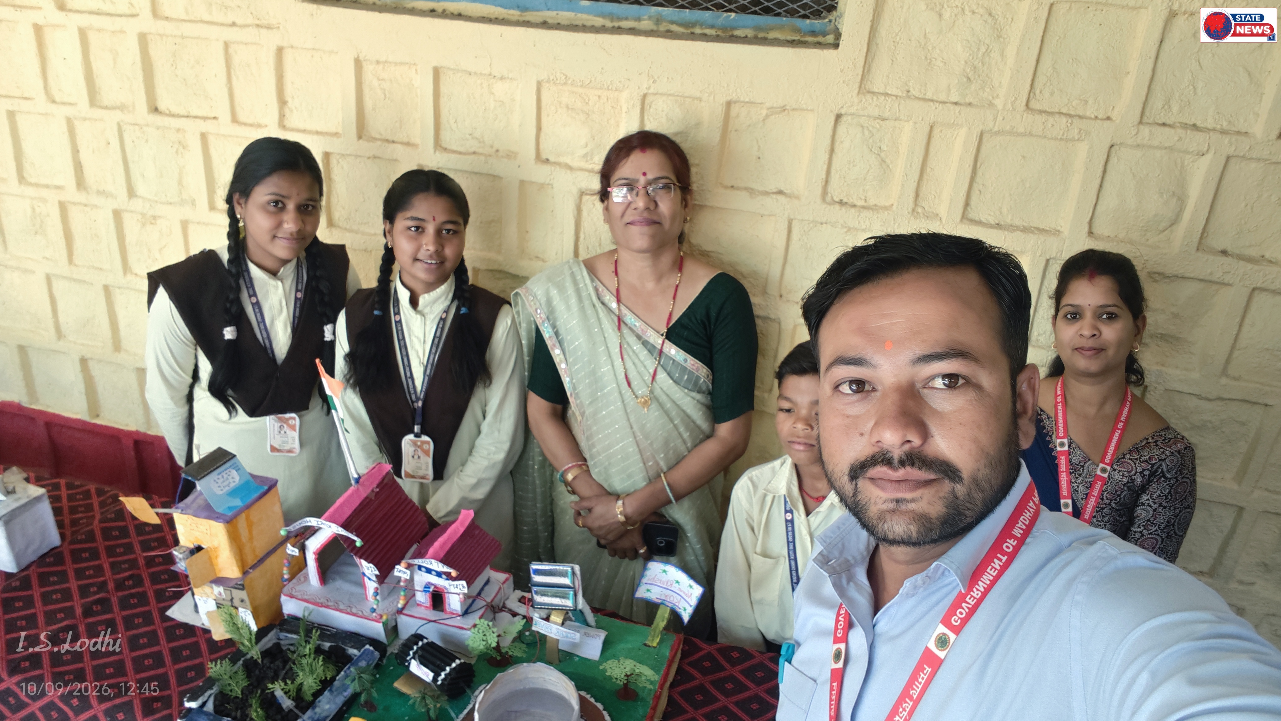 जनविश्वास शिविर में जमुनिया चिखली स्कूल के छात्रों के प्रोजेक्ट की संभागायुक्त और कलेक्टर ने की सराहना