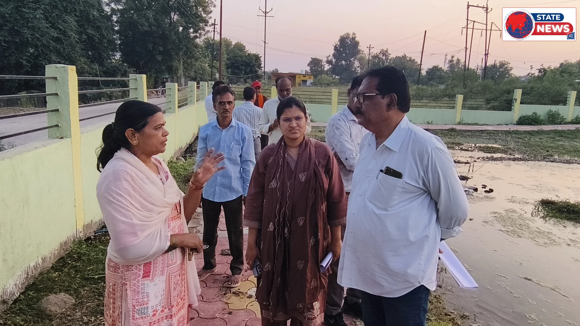 नेपानगर  वार्ड 11 के ग्रीन स्पेस पार्क की जांच करने पहुंची कार्यपालन यंत्री नगरी प्रशासन इंदौर संभागीय टीम, निर्माण में मिलीं कमियां