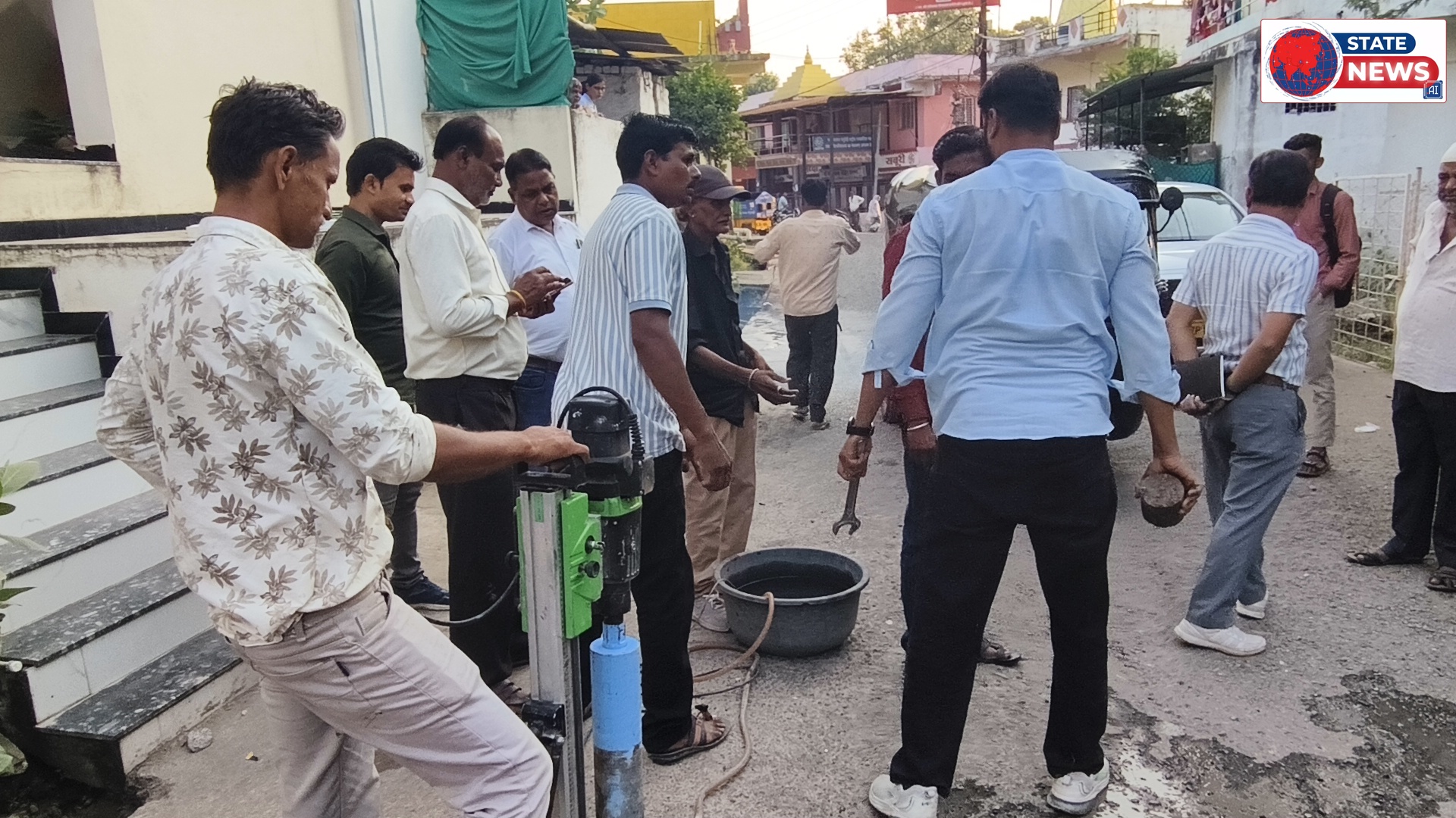 नेपानगर के वार्ड क्रमांक 5 में गुणवत्ताहीन सड़क की जांच करने पहुंचा दल, दोबारा से सड़क का  निर्माण होग