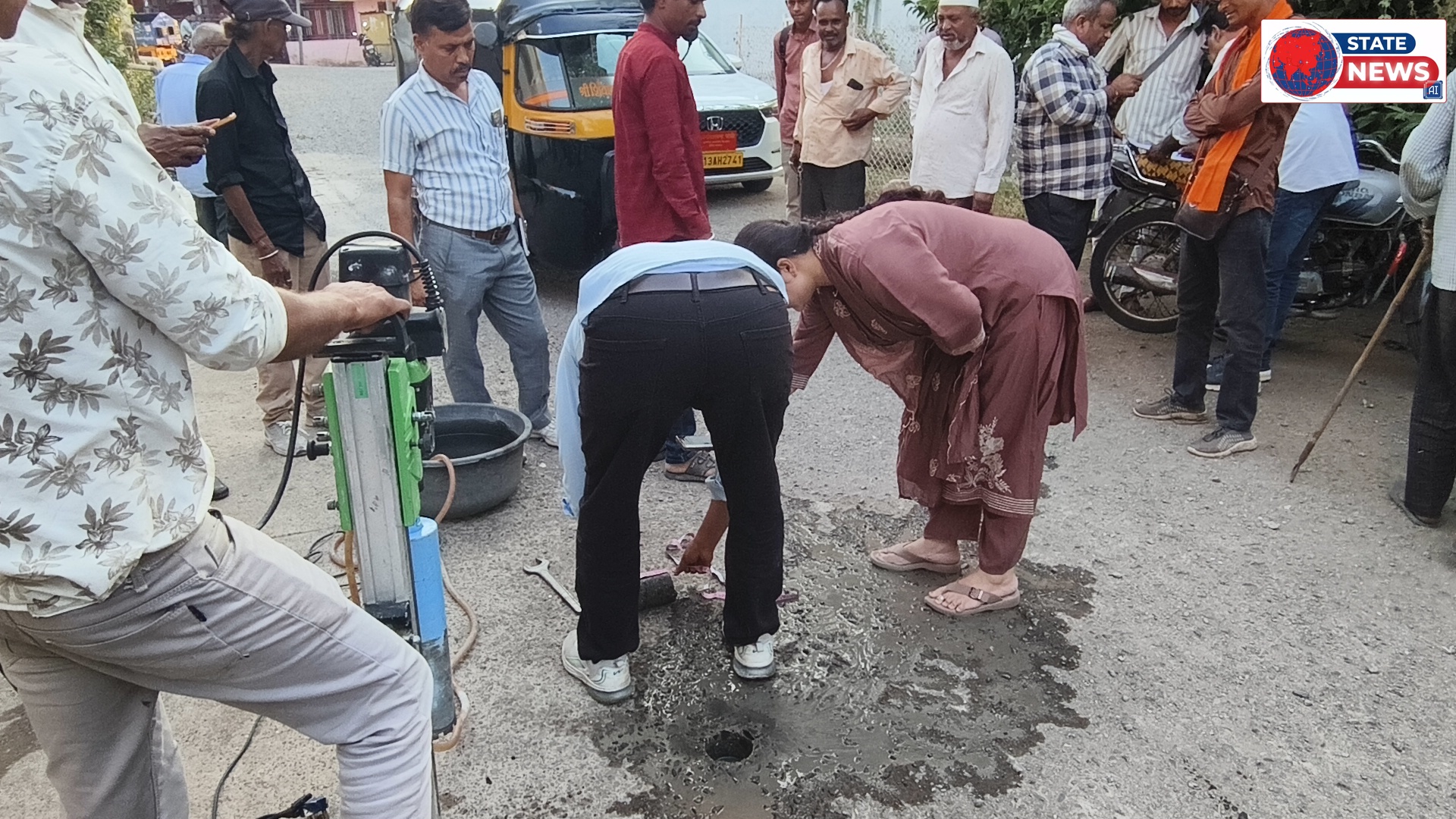 नेपानगर के वार्ड क्रमांक 5 में गुणवत्ताहीन सड़क की जांच करने पहुंचा दल, दोबारा से सड़क का  निर्माण होग