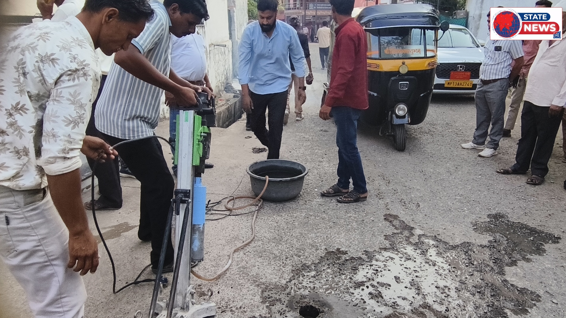 नेपानगर के वार्ड क्रमांक 5 में गुणवत्ताहीन सड़क की जांच करने पहुंचा दल, दोबारा से सड़क का  निर्माण होग