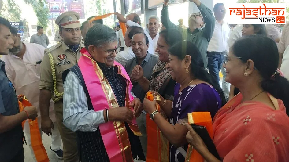 एयरपोर्ट पर गुलाबचंद कटारिया का स्वागत करते हुए।