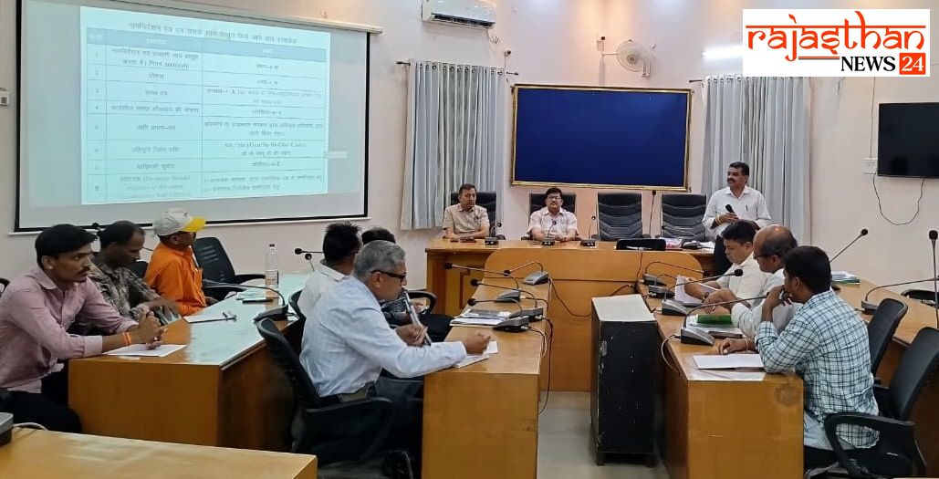 कार्यशाला में प्रशिक्षण देते हुए।