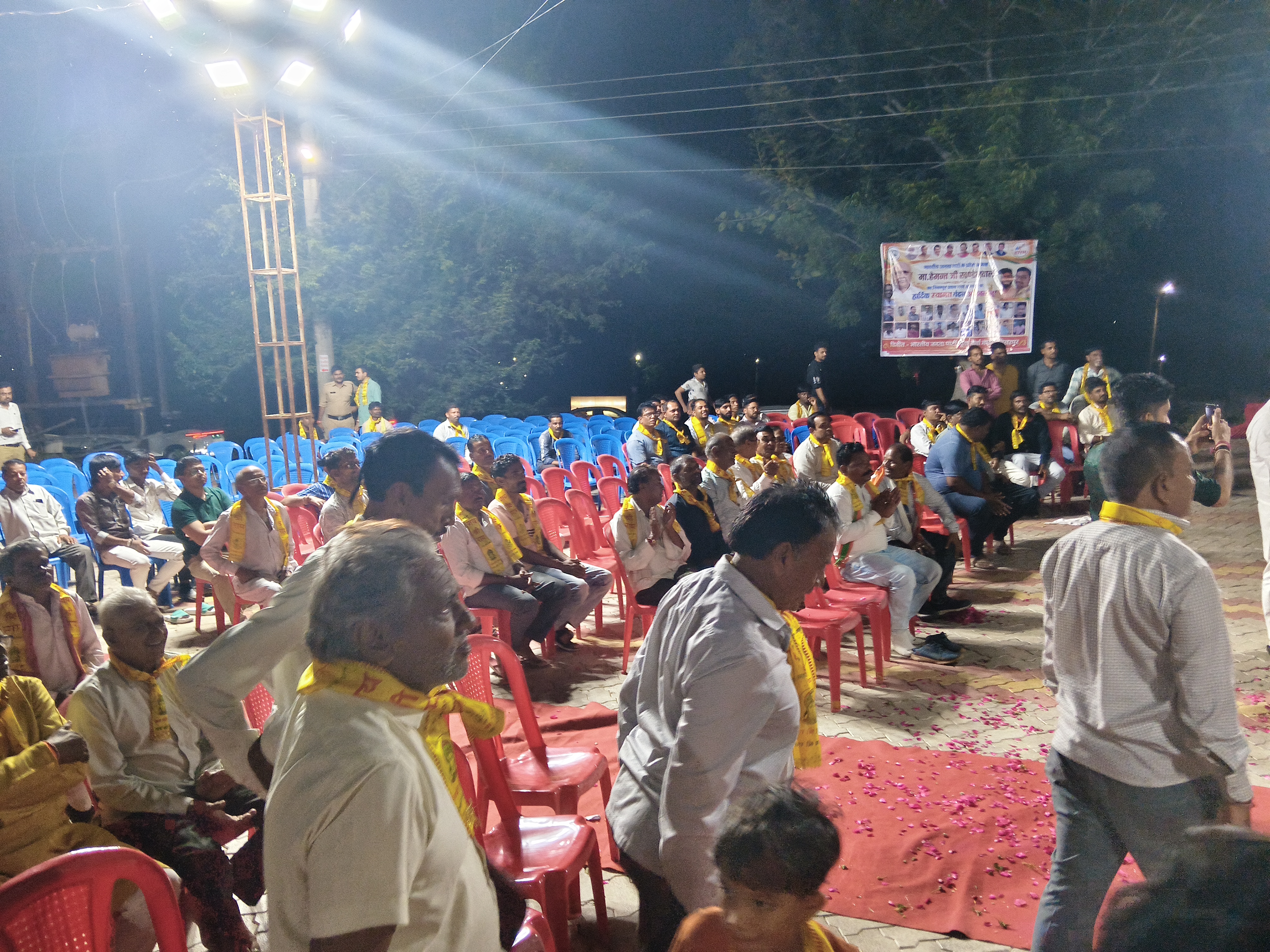 तेज ताशों की आवाज से परेशान अध्यक्ष