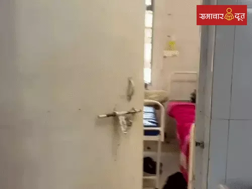 रेप का आरोपी अस्पताल में मोबाइल चलाते, गुटखा खाते दिखा:ड्यूटी पर लगे दो पुलिसकर्मी बगल में सोते मिले, मीडिया का कैमरा देख छिपाया मोबाइल