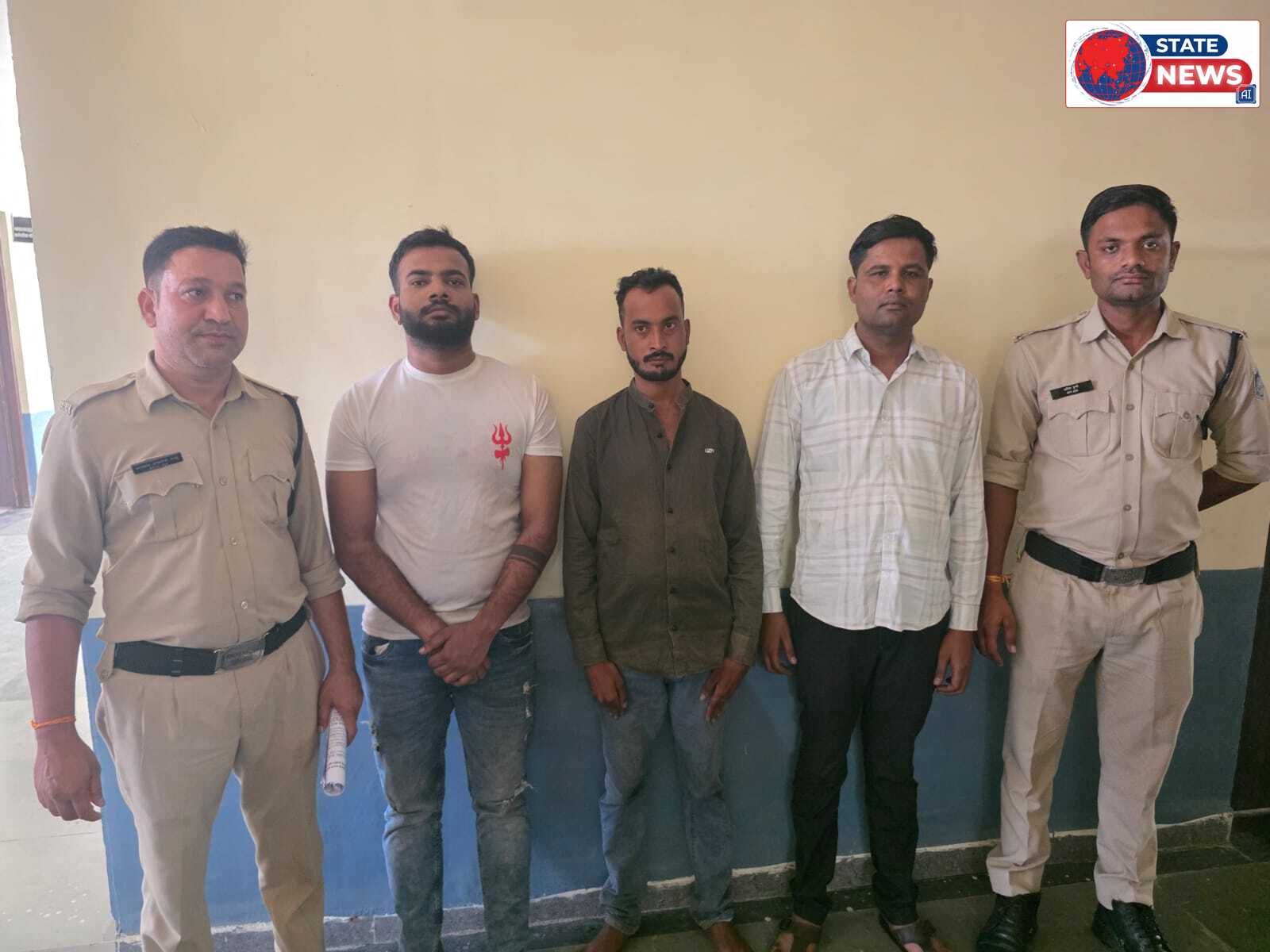 देवरी में जुआ फड़ पर पुलिस की दबिश, तीन गिरफ्तार पांच आरोपी फरार, नकदी, मोबाइल और पांच दोपहिया वाहन सहित 4.35 लाख रुपये की सामग्री जब्त