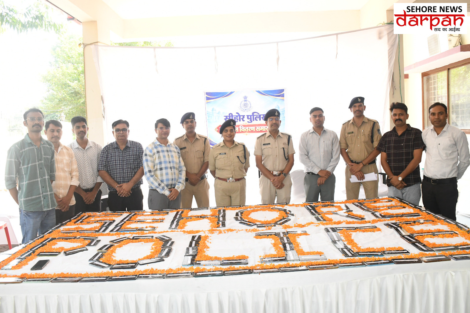 नवरात्रि पर सीहोर पुलिस का नागरिकों को उपहार, 78 लाख रुपये के 493 गुम मोबाइल लौटाए