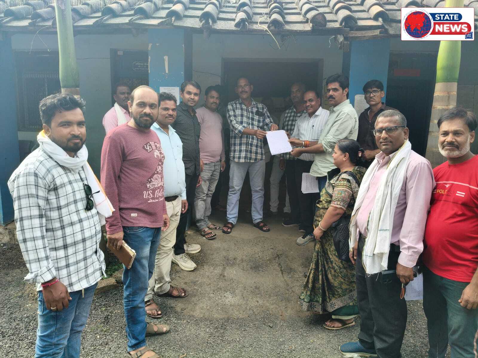 सचिवों एवं रोजगार सहायकों ने स्वामित्व योजना का कार्य करने से किया इंकार, जनपद CEO को सौंपा ज्ञापन