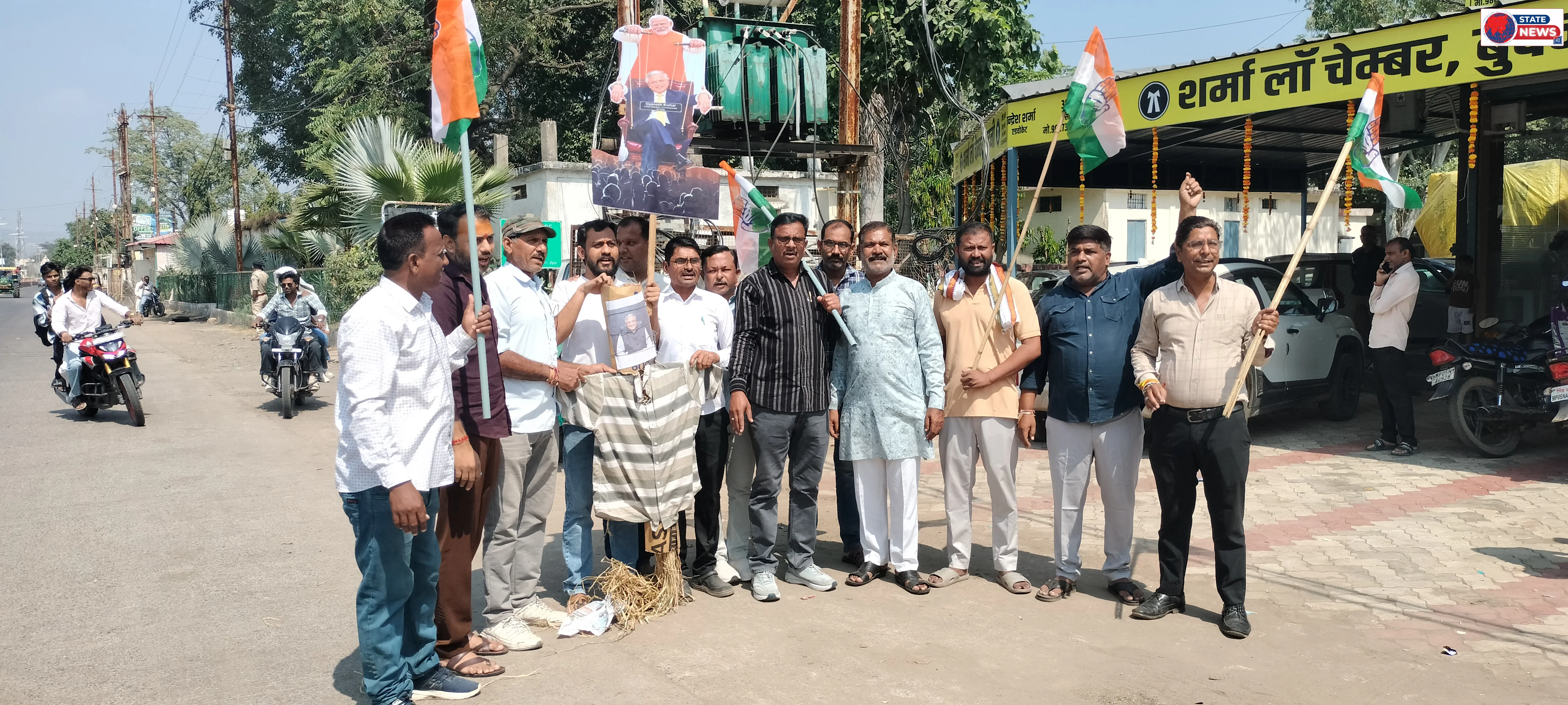 कांग्रेसी कार्यकर्ताओं ने फूंका ज्ञानेश कुमार का पुतला