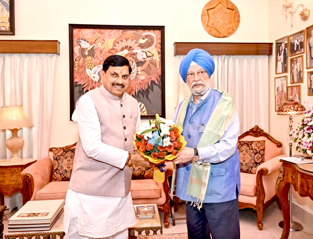 मुख्यमंत्री डॉ. मोहन यादव ने नई दिल्ली में केंद्रीय तेल एवं प्राकृतिक गैस मंत्री श्री हरदीप पुरी से उनके निवास पर सौजन्य भेंट की।