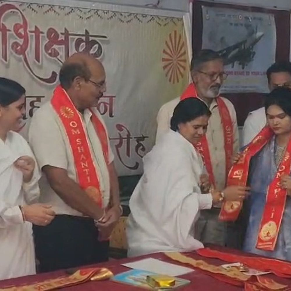 ब्रह्माकुमारी आश्रम की बहनों ने शिक्षकों को सम्मानित किया:कहा- गुरु का सम्मान एक दिन नहीं, हमेशा होना चाहिए