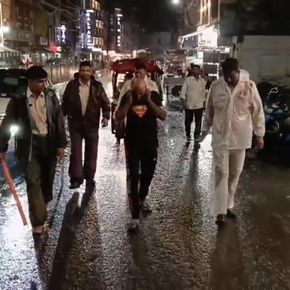 उज्जैन में चाकूबाज बदमाश का पुलिस ने निकाला जुलूस:कान पकड़कर उठक-बैठक लगवाई, माफी के नारे लगवाए; आदतन अपराधी को भेजा जेल