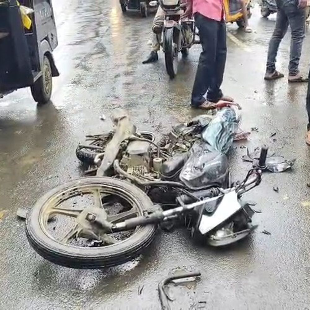 महाराजपुर में ट्रक के पिछले पहिए में घुसी बाइक, सवार सुरक्षित, ड्राइवर फरार