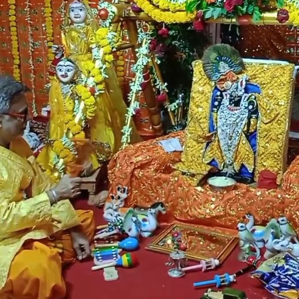 शाजापुर के नंद उत्सव में झूमे श्रद्धालु:मंदिरों में हुए पालना दर्शन, माखन-मिश्री का प्रसाद बांटा और एक-दूसरे को हल्दी लगाई