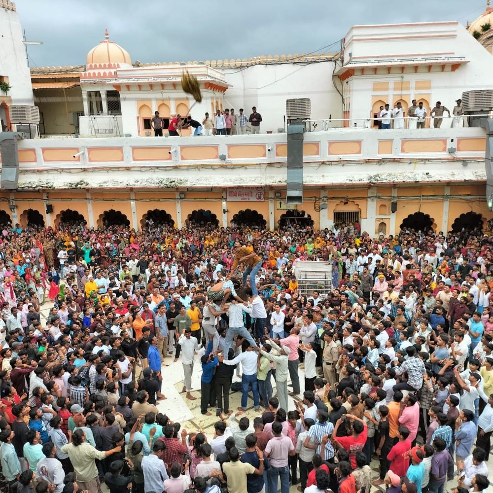 ओरछा रामराजा मंदिर कृष्ण जन्मोत्सव का उल्लास:बुंदेलखंड की टोलियों ने लिया हिस्सा, मधुवन आजादपुरा की ग्वाल टोली ने मटकी फोड़ी