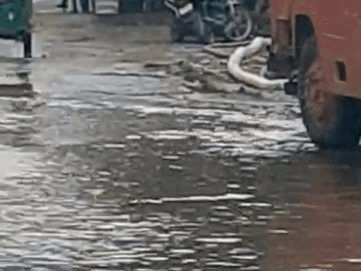 ग्वालियर में जरा सी बारिश से खुली दावों की पोल:जहां विधायक पानी में धरने पर बैठे थे, वहां आज भी हालात जस की तस