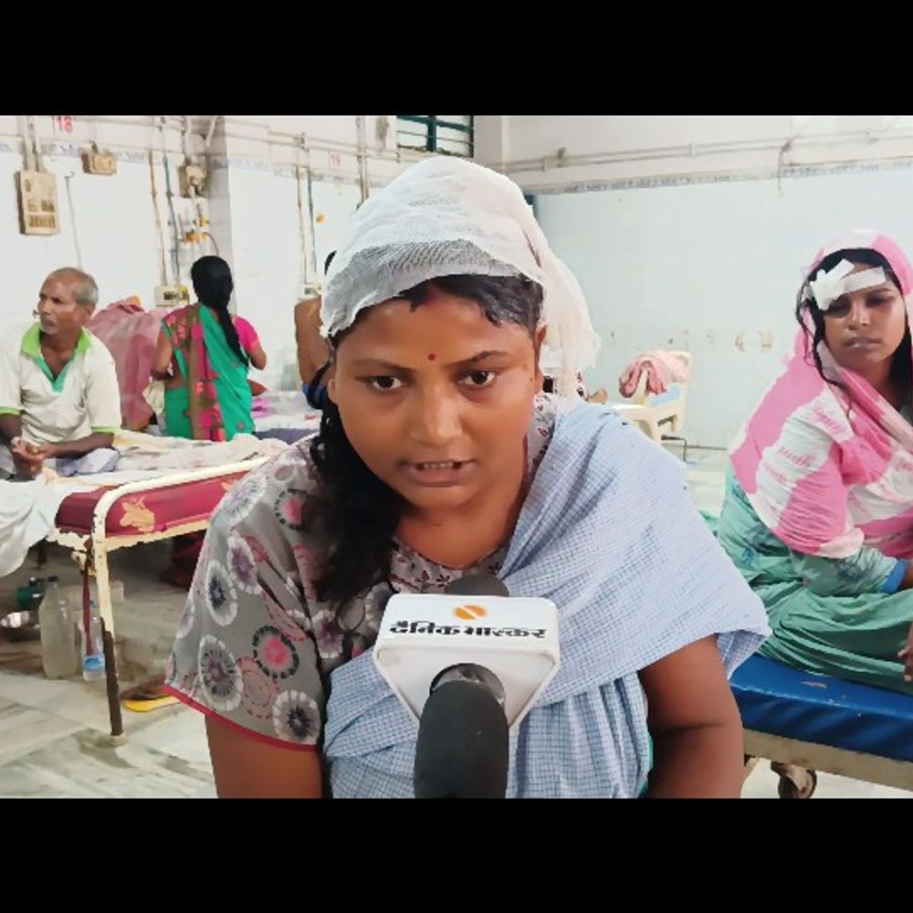 भागलपुर में पारिवारिक विवाद ने गंभीर रूप ले लिया, जहाँ ननद पर अपनी भाभी की बेरहमी से पिटाई करने का आरोप है। मोटर चलाने को लेकर हुए विवाद के बाद ननद ने कथित तौर पर भाभी पर हमला कर दिया, जिससे उनके सिर में गंभीर चोटें आईं। पीड़िता को तत्काल अस्पताल में भर्ती कराया गया है। घटना का वीडियो बनाकर पुलिस में शिकायत दर्ज कराई गई है, जिसके बाद मामले की जांच शुरू कर दी गई है।