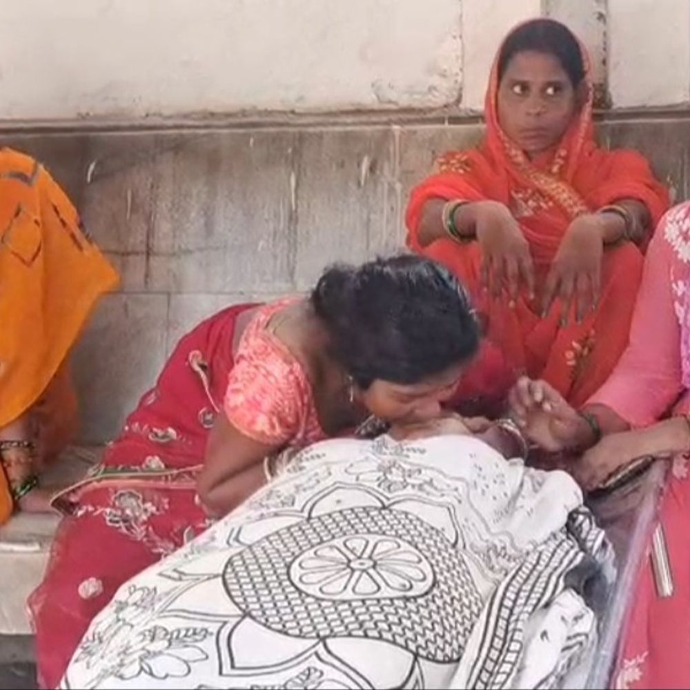भागलपुर: एक हृदयविदारक घटना में, आज सुबह घर से कोचिंग के लिए निकली 9वीं कक्षा की एक छात्रा को एक ट्रैक्टर ने कुचल दिया, जिससे उसकी मौके पर ही मौत हो गई। गंभीर रूप से घायल होने के बाद उसे भागलपुर रेफर किया गया, जहाँ उसने दम तोड़ दिया।