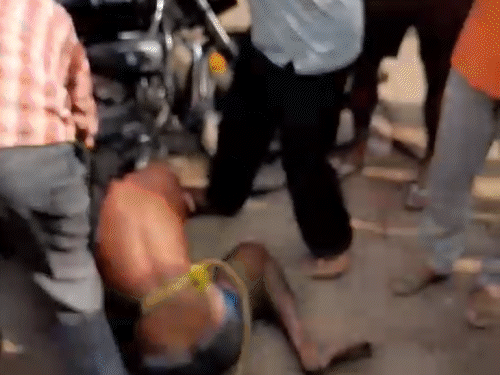 समस्तीपुर में एक मंदिर में हंगामा करने के आरोप में एक युवक की पिटाई का वीडियो सामने आया है। पुजारी का कहना है कि युवक के व्यवहार से भक्तों को परेशानी हो रही थी।