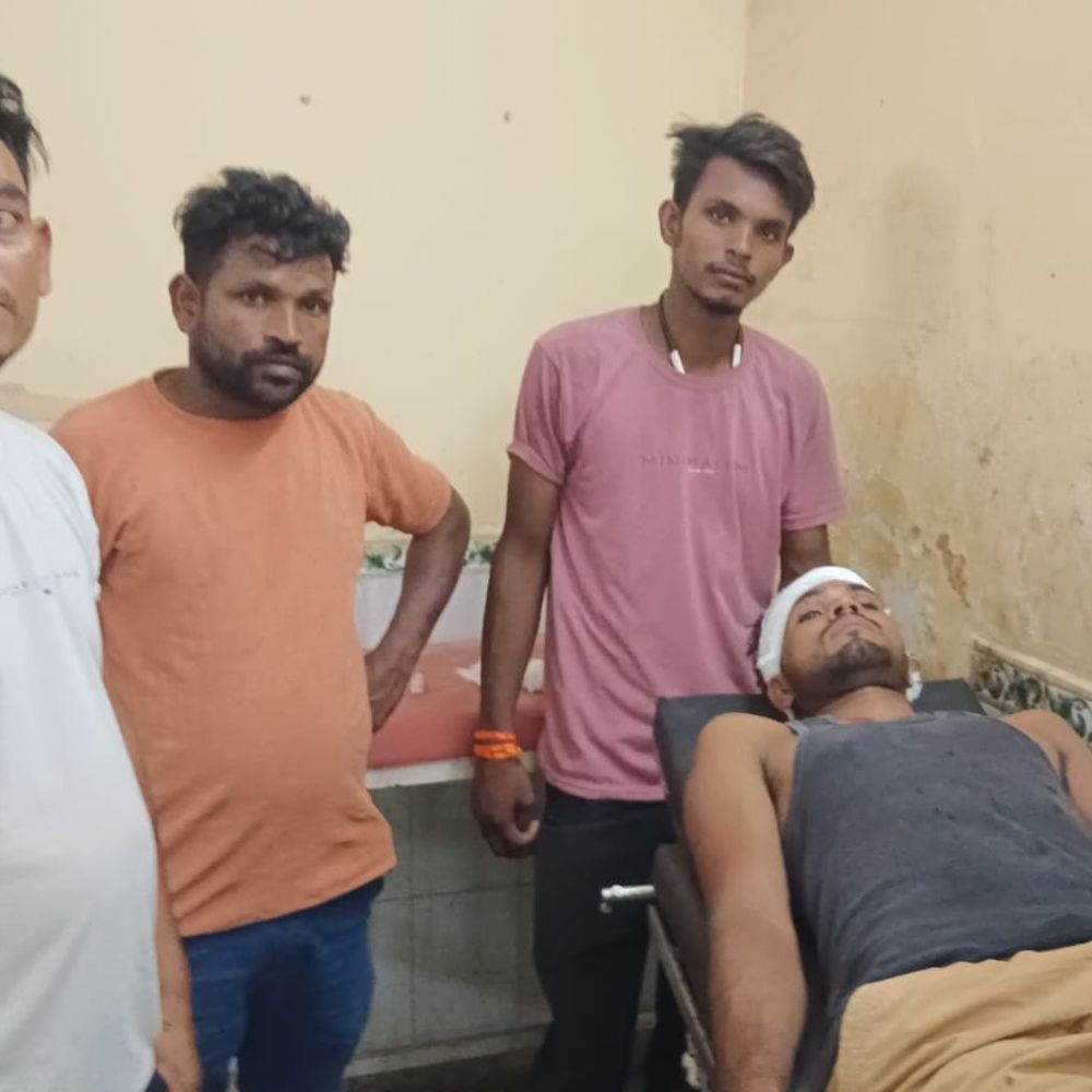 गोपालगंज में पुराने विवाद के चलते दो पक्षों में हिंसक झड़प हुई, जिसमें दो लोग घायल हो गए। पुलिस ने इस मामले में कार्रवाई करते हुए उपमुखिया समेत दो लोगों को गिरफ्तार कर लिया है। लाठी-डंडों का इस्तेमाल होने से इलाके में तनाव व्याप्त है।
