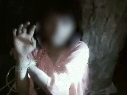 जमुई में एक नाबालिग लड़की को चोरी करते हुए पकड़ा गया। जानकारी के अनुसार, पूरा परिवार वेंटिलेटर के माध्यम से घर में घुसा था, जिसमें से 4 सदस्य फरार होने में सफल रहे। ग्रामीणों ने लड़की को पलंग के नीचे से ढूंढ निकाला और उसे बांधकर पीटा।