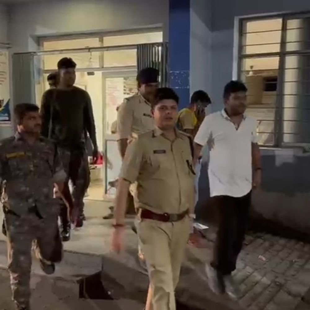 नवादा में मानवता को शर्मसार करने वाली घटना सामने आई, जहां एक 10 वर्षीय मासूम बच्ची को उसके मुंहबोले चाचा ने अपनी हवस का शिकार बनाया। पुलिस ने तत्परता दिखाते हुए घटना के महज 5 घंटे के भीतर आरोपी को गिरफ्तार कर लिया। पीड़िता खतरे से बाहर बताई जा रही है और उसे चिकित्सीय सहायता प्रदान की जा रही है। पुलिस मामले की गहन जांच कर रही है और आरोपी को कड़ी से कड़ी सजा दिलाने के लिए प्रतिबद्ध है।