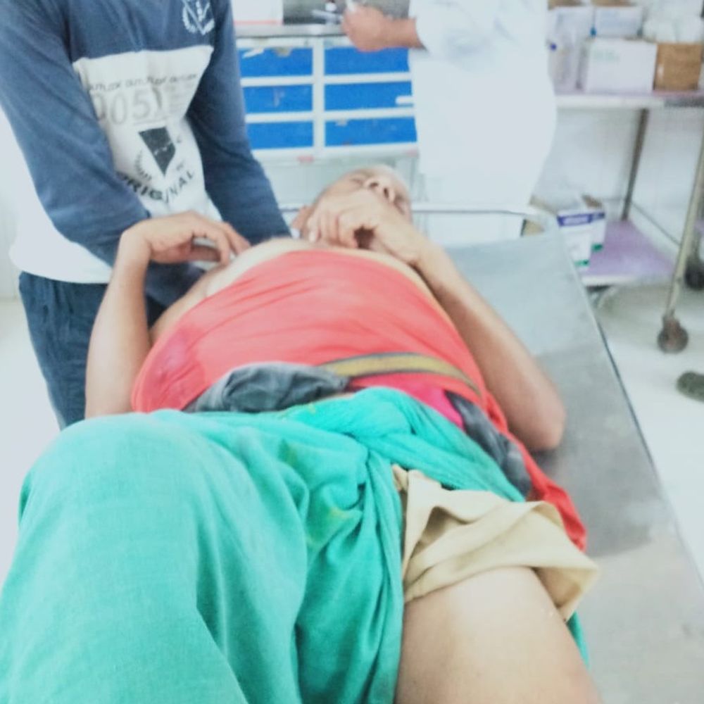 पटना में एक बुजुर्ग व्यक्ति पर सोते समय हथियार से हमला किया गया, जिससे उनकी आंतें बाहर निकल आईं। हमले में गंभीर रूप से घायल हुए बुजुर्ग का इलाज पटना के एक अस्पताल में चल रहा है। अपराधियों ने दरवाजे पर सोते समय उन पर हमला किया था।