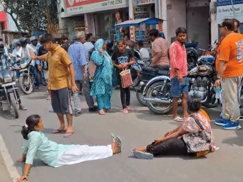 मुजफ्फरपुर में मेंहदी हसन चौक पर मरीज की मौत के बाद परिजनों ने हंगामा किया और सड़क जाम कर दी। उन्होंने आरोप लगाया कि डॉक्टर आयुष्मान कार्ड से इलाज नहीं करना चाहते थे, जिसके कारण मरीज की जान चली गई।