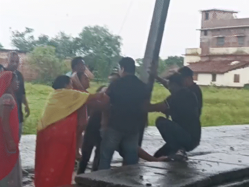 जमुई में जमीन विवाद के चलते एक युवक को बिजली के खंभे से बांधकर पीटा गया। घटना में पिता और बेटी भी मारपीट का शिकार हुए। आरोपी फिलहाल फरार हैं।
