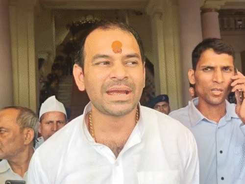 तेजप्रताप यादव ने नीतीश कुमार के उपराष्ट्रपति बनने की अटकलों पर प्रतिक्रिया देते हुए तंज कसा कि नीतीश कुमार उपराष्ट्रपति क्या बनेंगे, वे तो आज सफेद कुर्ते में विधानसभा पहुंचे थे, जबकि विपक्ष काले कुर्ते में प्रदर्शन कर रहा था।