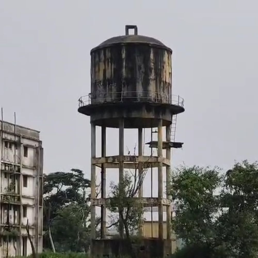 जमुई में बिजली का पोल लगाने के दौरान एक पाइप लाइन टूट गई, जिसके कारण पिछले डेढ़ महीने से सड़क पर पानी बह रहा है। स्थानीय लोग इसी टूटी पाइप लाइन से पानी छानकर पीने को मजबूर हैं।