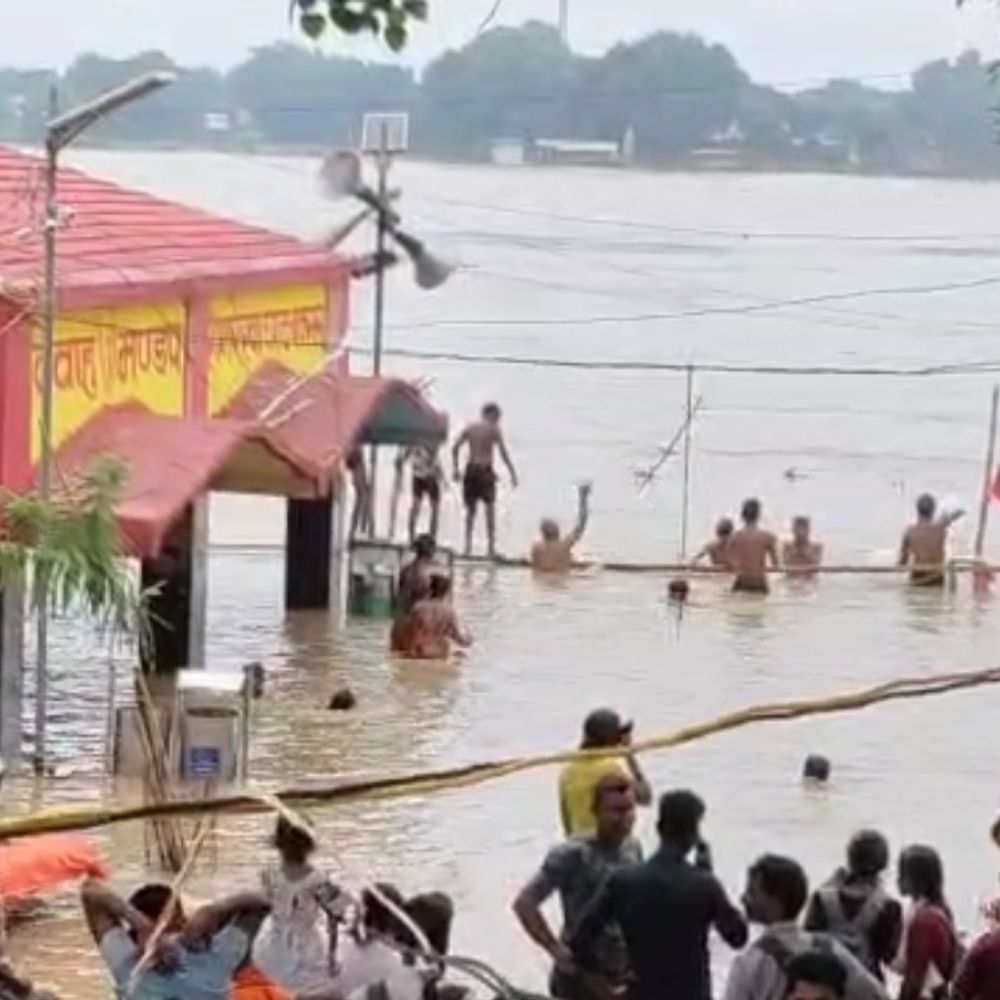 बक्सर में गंगा नदी का जलस्तर खतरे के निशान के करीब पहुँच गया है, जिससे प्रशासन अलर्ट पर है। वार्ड नंबर 9 के 12 घरों में पानी घुस गया है, जिससे लोगों को परेशानी का सामना करना पड़ रहा है। इस बीच, रामरेखा घाट और नाथ बाबा घाट का जलमग्न दृश्य लोगों के लिए सेल्फी पॉइंट बन गया है।