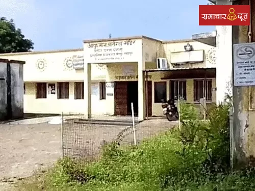 अस्पताल के गेट पर डिलीवरी, नवजात की मौत:सूरजपुर में महिला गंभीर; परिजन दरवाजा पीटते रहे, नहीं खुला गेट, डॉक्टर-नर्स भी नहीं थे
