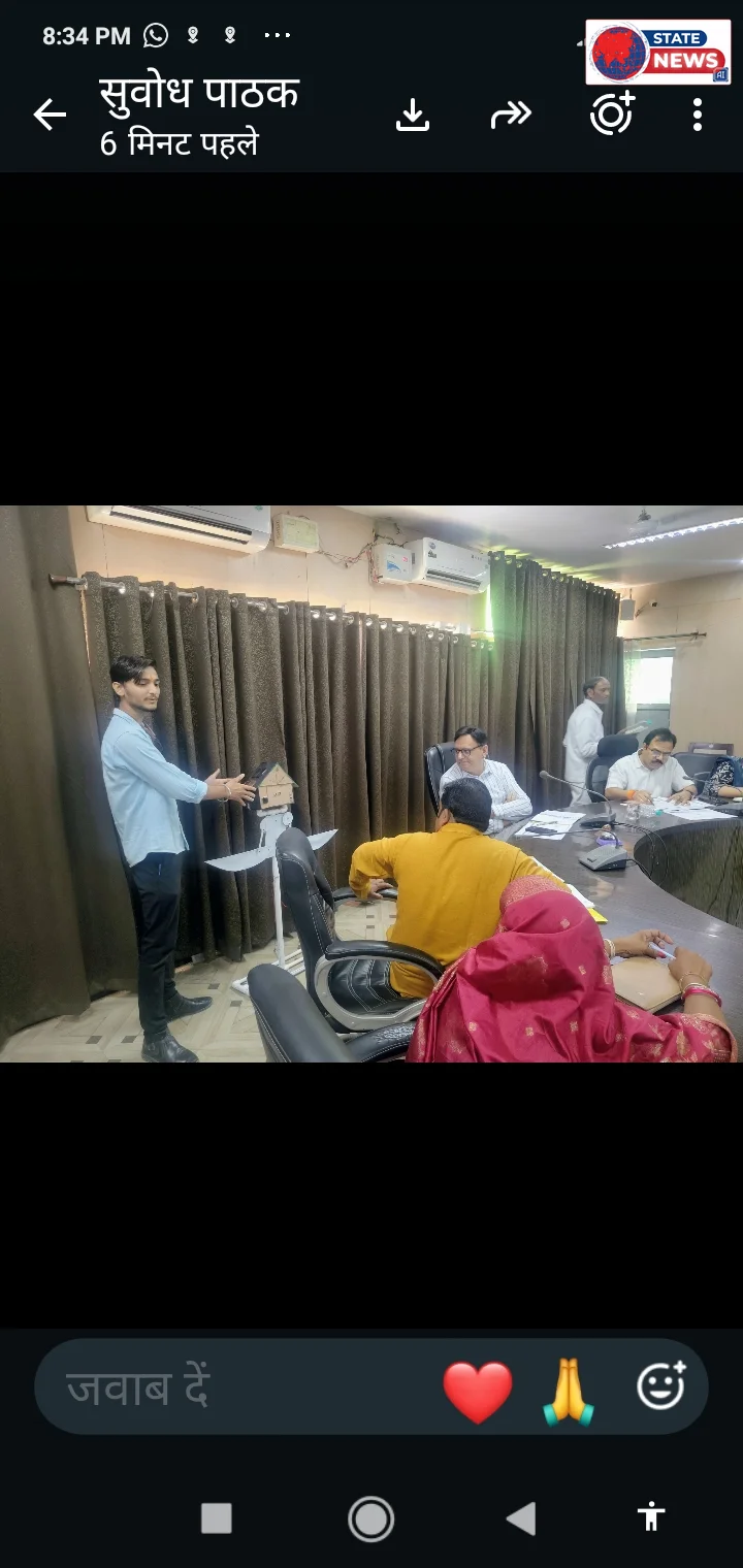 *पॉलिटेक्निक छात्र के स्मार्ट स्केयरक्रो मॉडल से प्रभावित हुए कलेक्टर, किसानों की बैठक में कराया प्रदर्शन*  *टीकमगढ़।* शासकीय पॉलिटेक्निक मह