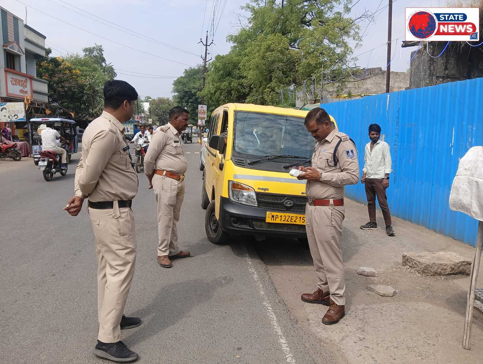 आलोट में स्कूल वाहनों की चेकिंग, दो वाहन जब्त