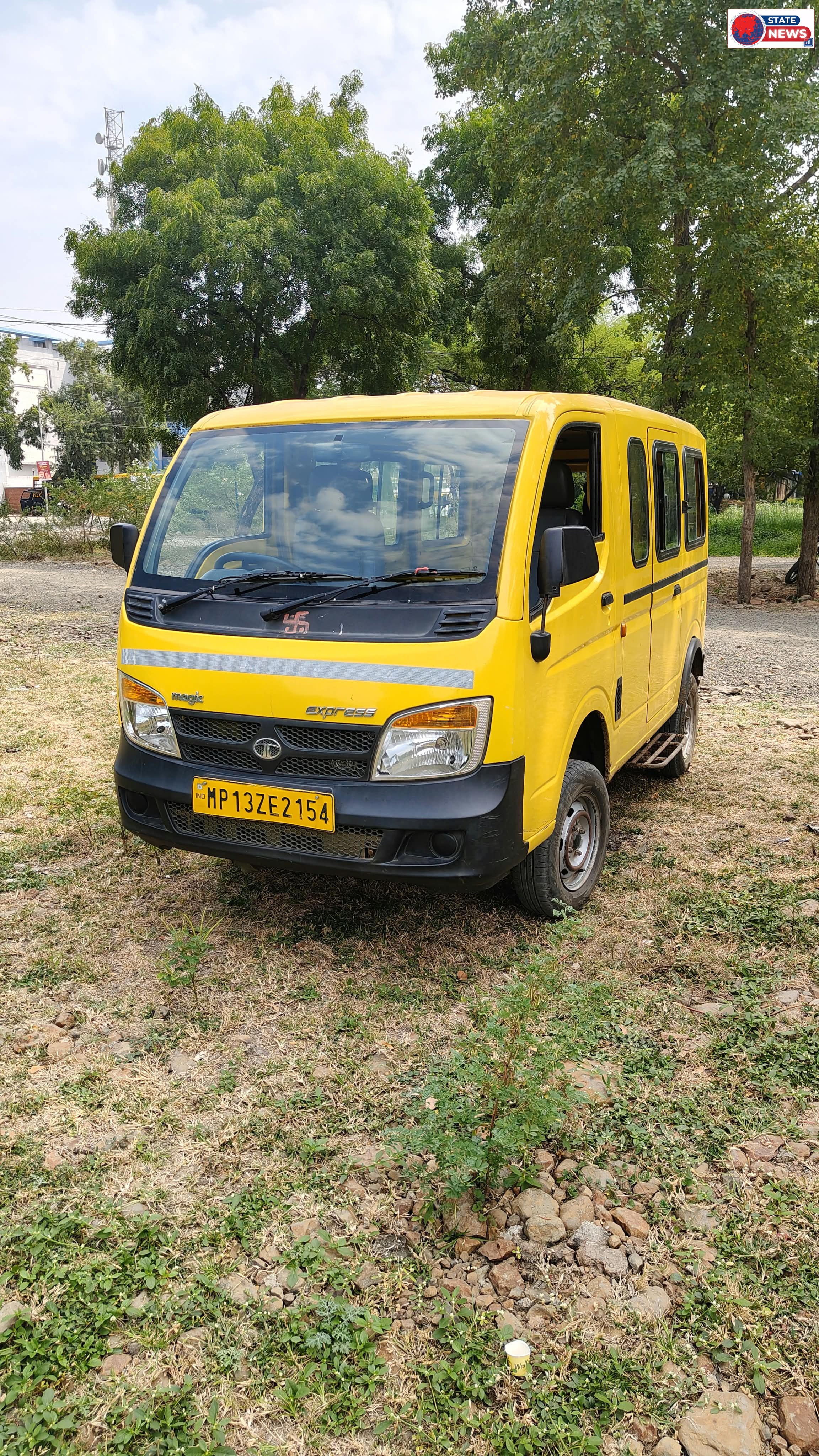 आलोट में स्कूल वाहनों की चेकिंग, दो वाहन जब्त