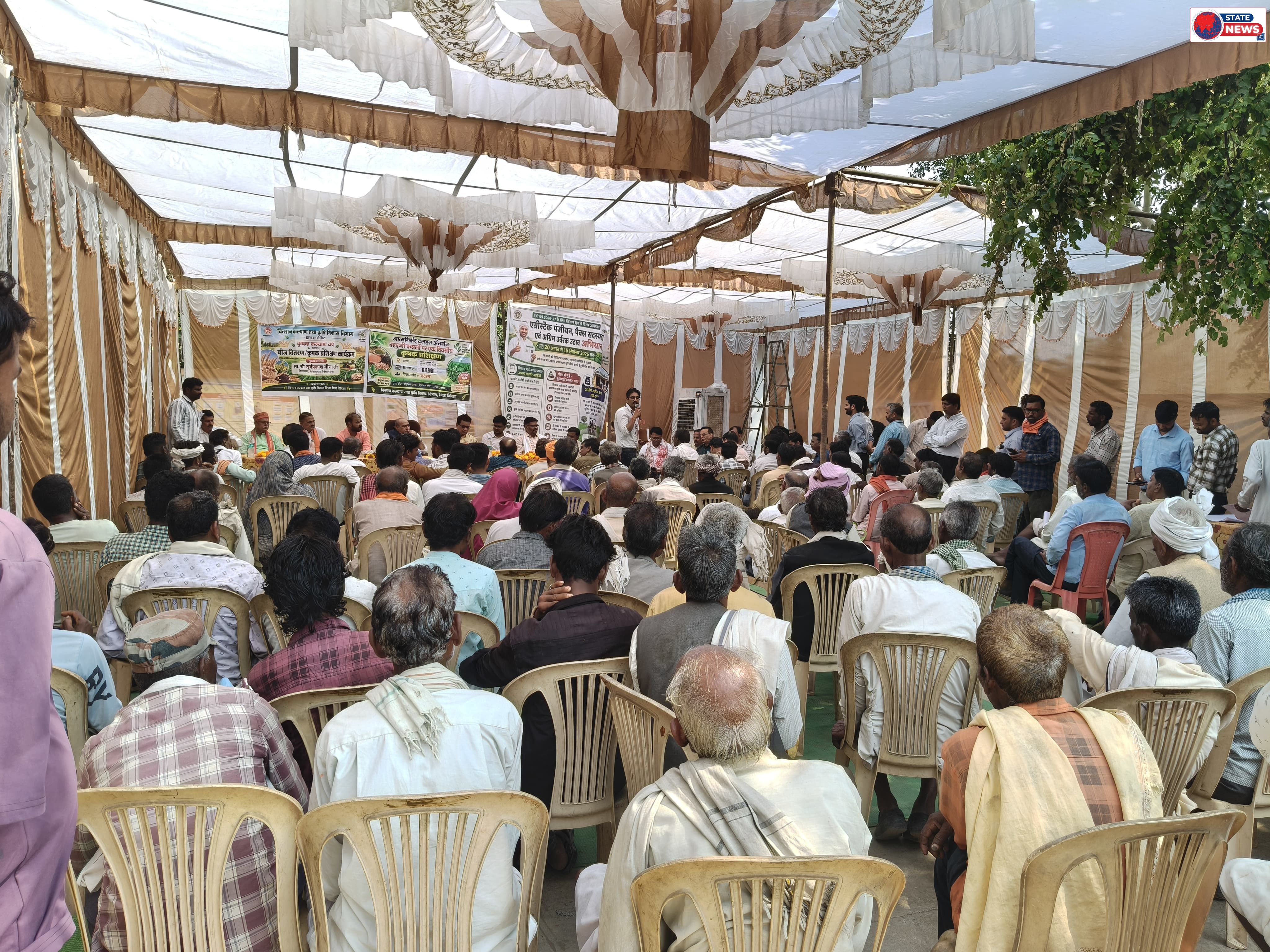 नरवाई जलाई तो जमीन होगी बेजान! विधायक मीणा ने किसानों को दिलाई शपथ, बांटे उन्नत बीज
