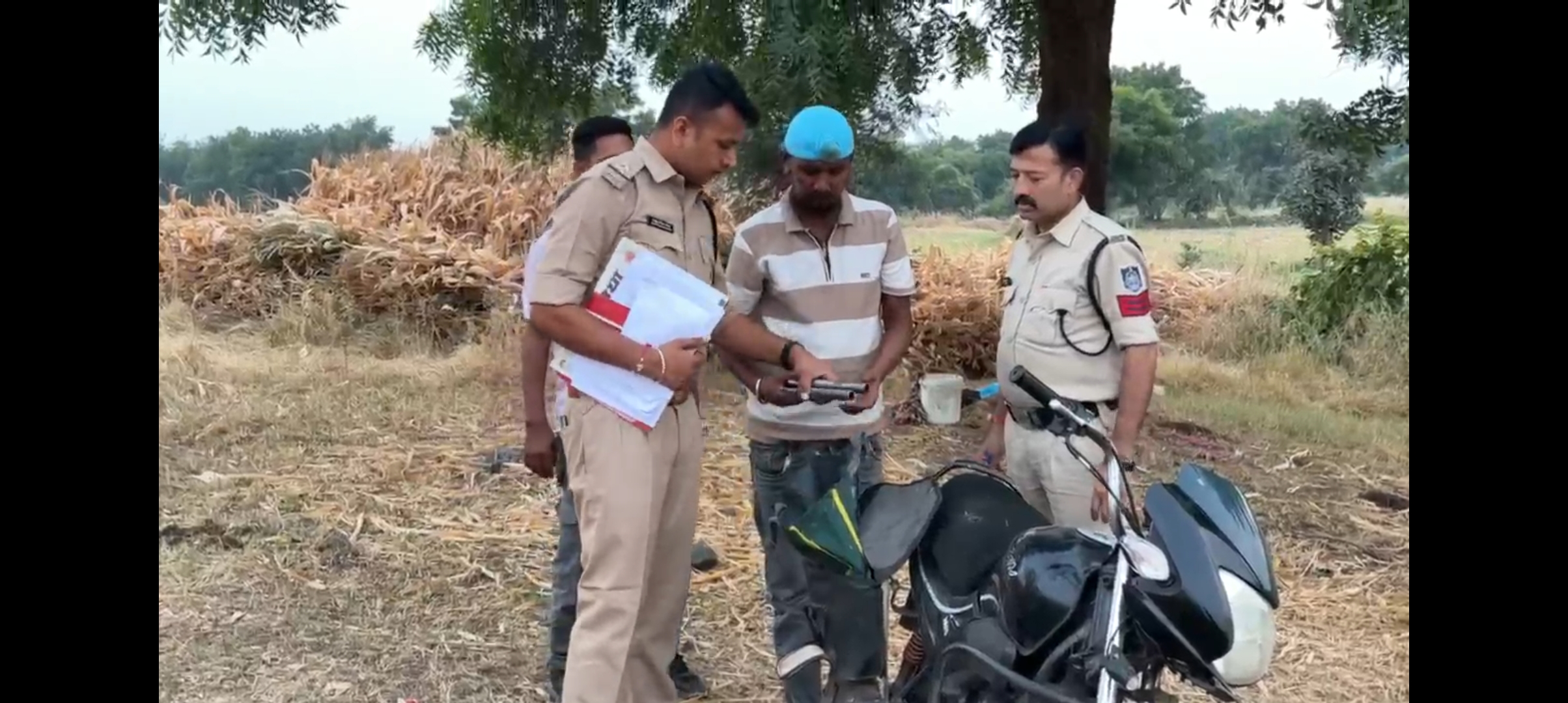 देशी कट्टा के साथ गिरफ्त में