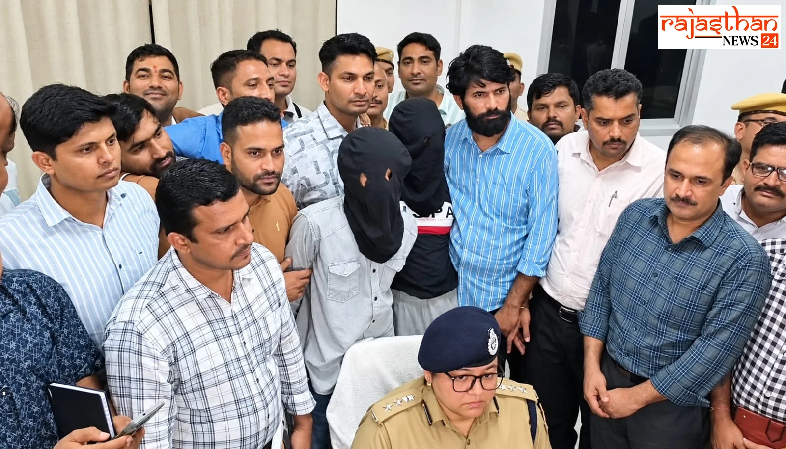 दबोचे गए आरोपी और पुलिस टीम के साथ कोटा शहर तेजस्वनी गौतम