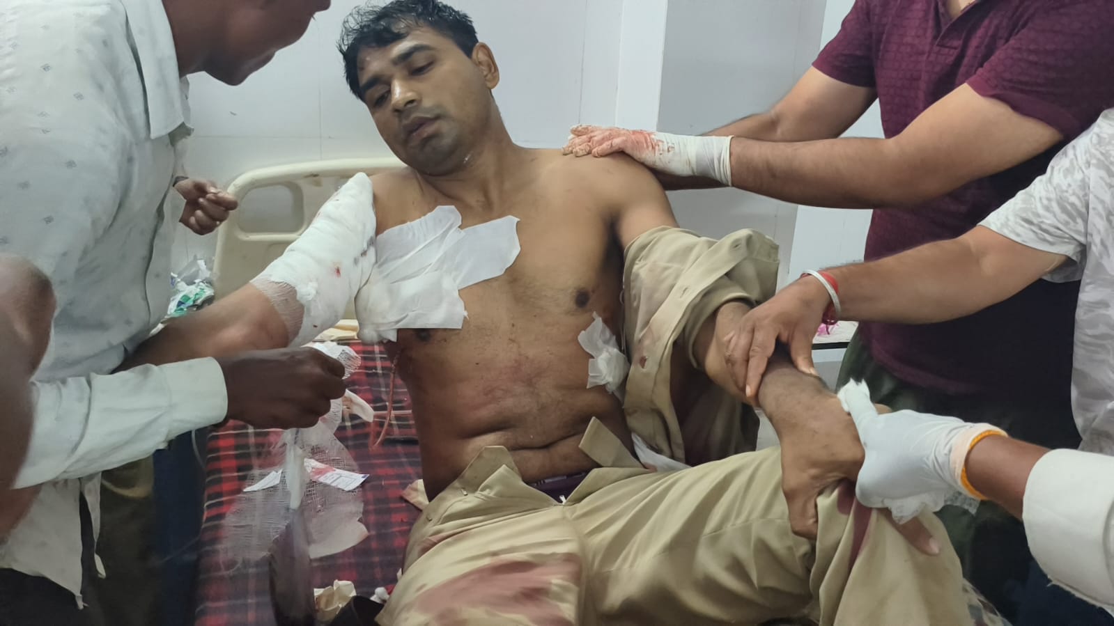 आरक्षक रामेश्वर गोयल को गोली चला कर किया घायल