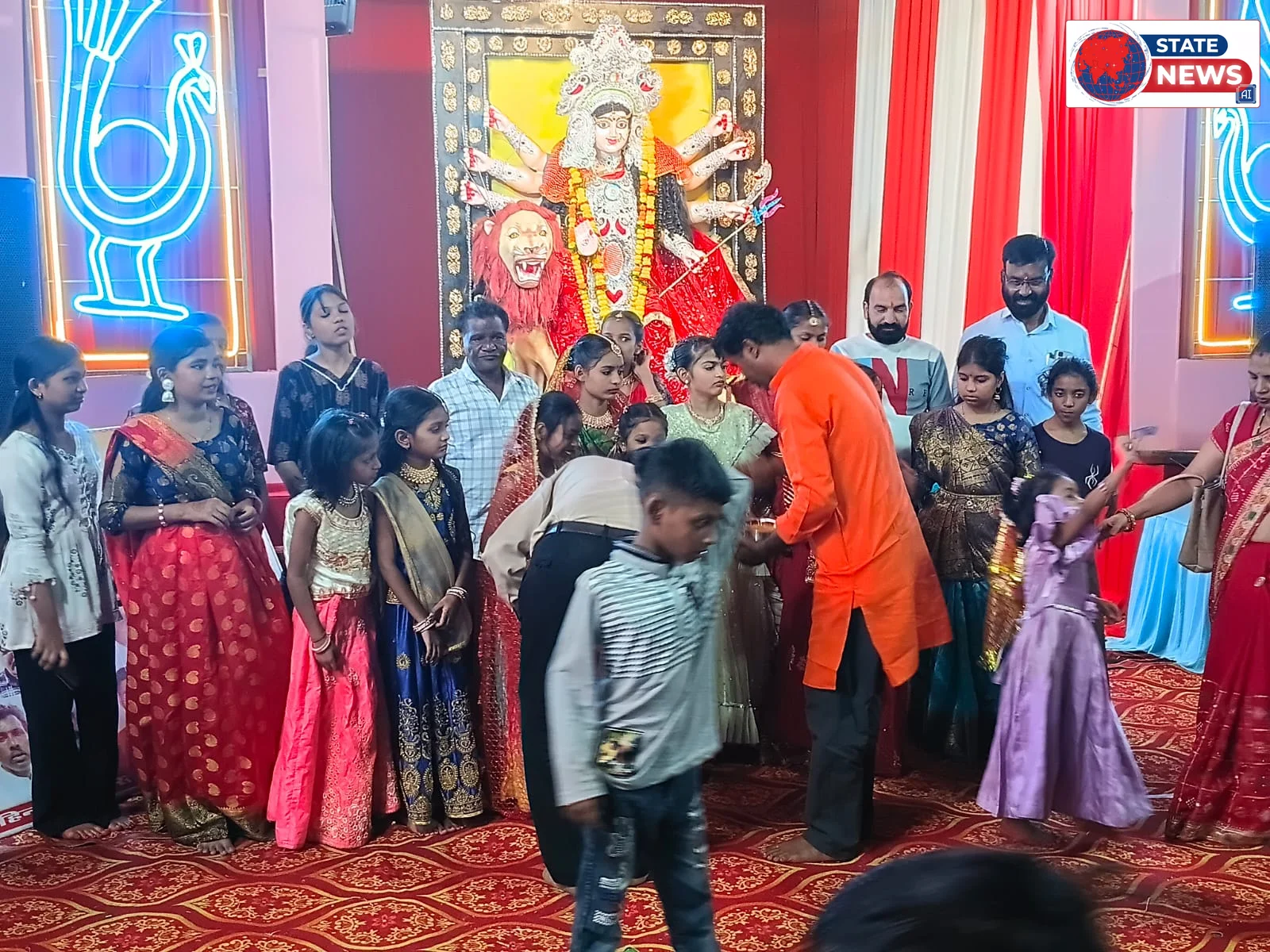 नवरात्रि के पावन अवसर पर बच्चों ने जवाहर चौक पर आसीन माता रानी के समक्ष बच्चों ने अपनी प्रतिभा प्रस्तुत की 