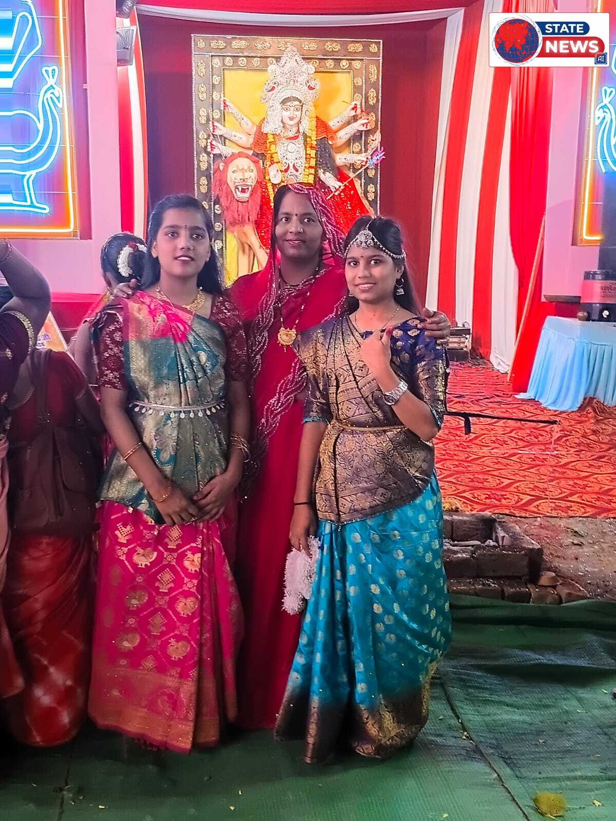 नवरात्रि के पावन अवसर पर बच्चों ने जवाहर चौक पर आसीन माता रानी के समक्ष बच्चों ने अपनी प्रतिभा प्रस्तुत की 