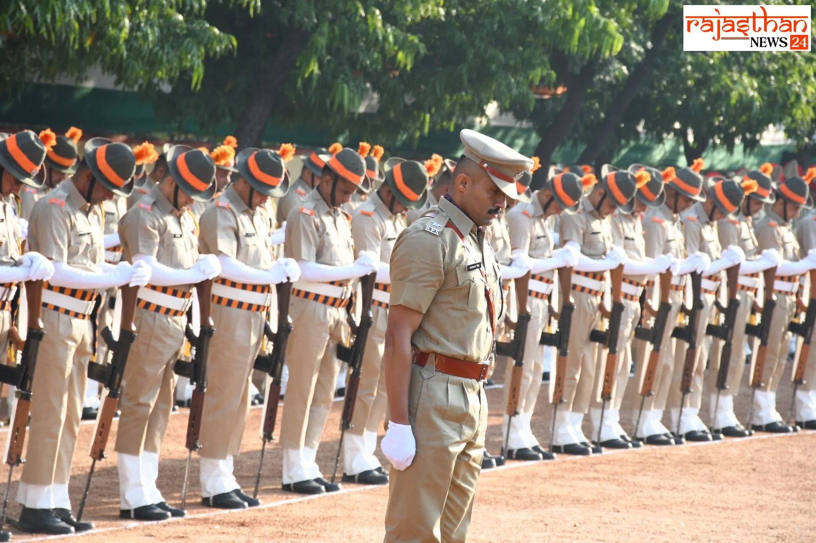 शहीदों को सलामी देती पुलिस टुकड़ी।