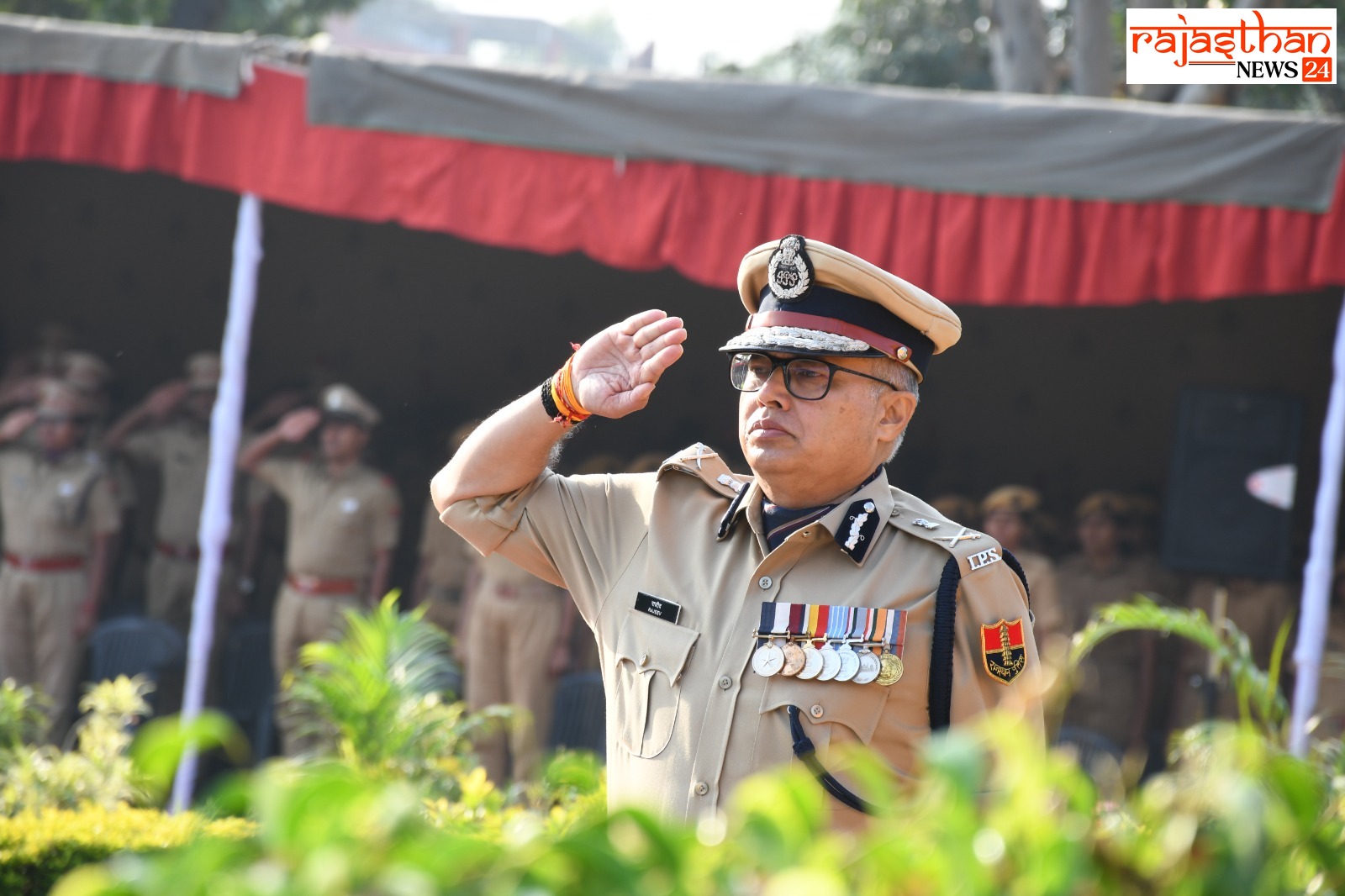 शहीदों को सलामी देते डीजीपी।