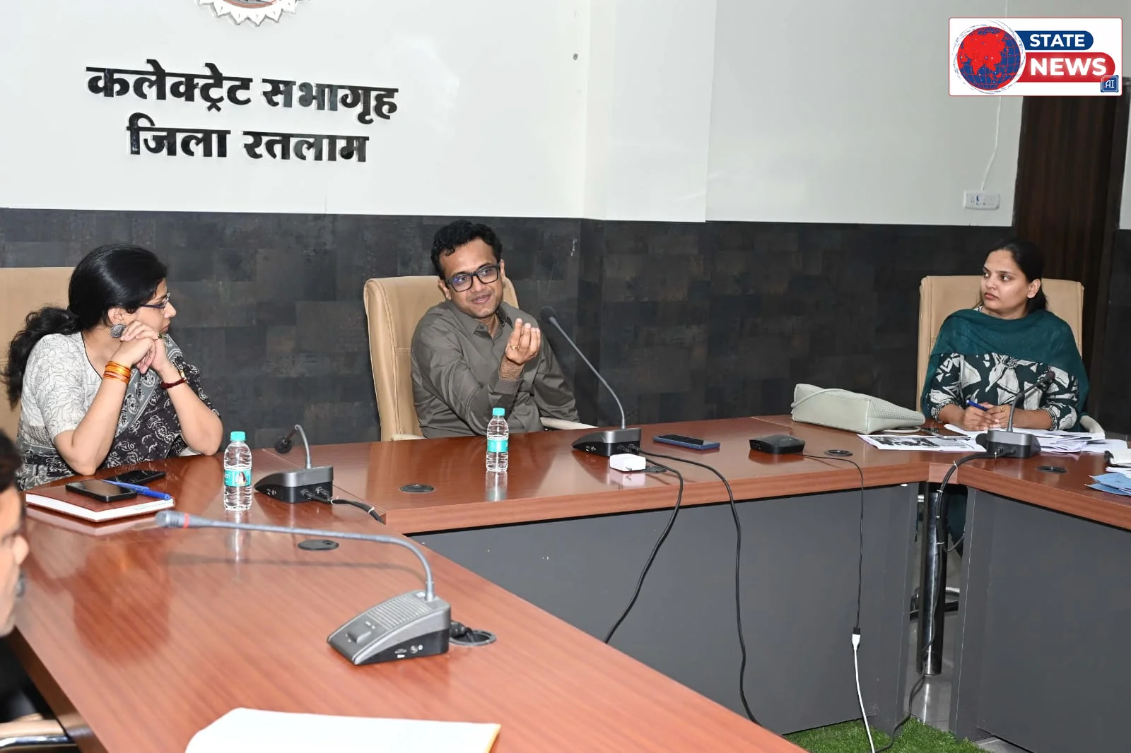 पुस्तक-साइकिल वितरण में लापरवाही पर कलेक्टर सख्त, रिंगनोद प्राचार्य और जावरा बीईओ को नोटिस के निर्देश